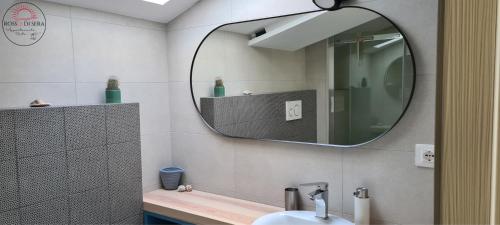 baño con espejo y lavabo en Rosso di Sera, en Vasto