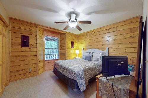 Ένα ή περισσότερα κρεβάτια σε δωμάτιο στο Lazy Bear Lodge