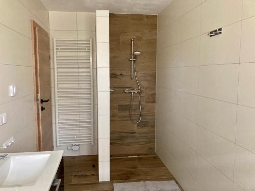 W łazience znajduje się prysznic i umywalka. w obiekcie Landhaus Graf w mieście Oberferlach