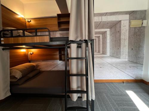 Etagenbett mit Leiter in einem Zimmer in der Unterkunft Urban Pack in Hongkong