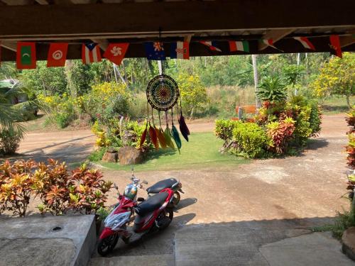 Un jardín fuera de Koh Mak Homestay