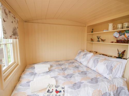 キダーミンスターにあるLe Petite Pound Houseの小さな部屋のベッド1台が備わるベッドルーム1室