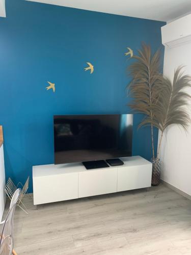 Televízia a/alebo spoločenská miestnosť v ubytovaní Appartement Etat neuf La Chantalane -proche centre-ville