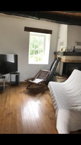 un salon avec un lit et une télévision dans l'établissement Calme et tranquillité, à Pern