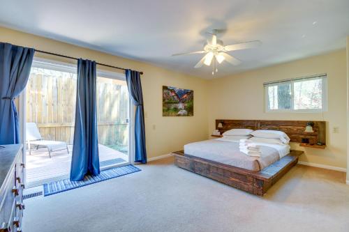 1 dormitorio con 1 cama y ventilador de techo en Prescott A-Frame with Deck - 12 Mi to Lynx Lake!, en Prescott