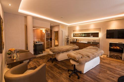 a living room with two beds and a table at Göbels Schlosshotel "Prinz von Hessen" in Friedewald