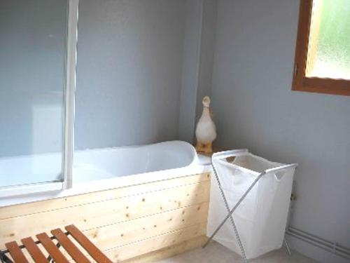 uma banheira num quarto com uma janela em gite chalets morvan bourgogne em Corancy