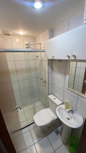 bagno bianco con servizi igienici e lavandino di Kit sudoeste a Brasilia