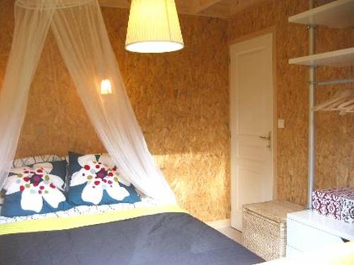 um quarto com uma cama com flores em gite chalets morvan bourgogne em Corancy