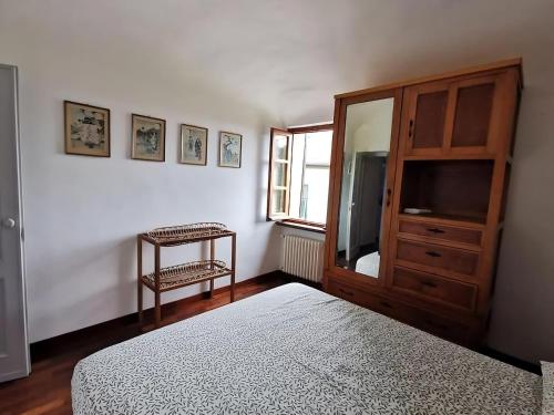 a bedroom with a bed and a dresser and a mirror at Viola holiday home in Rialto