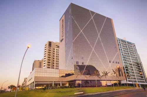 a large building in front of some tall buildings at CULLINAN HOTEL flat de luxo apartamento 302 in Brasilia