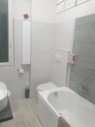 a bathroom with a tub and a toilet and a sink at La Casa di Argo Acquario di Genova, Parcheggio Gratuito, Stazione Sestri in Genoa