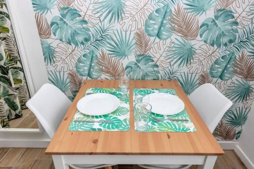 une table en bois avec deux plaques au-dessus dans l'établissement L'Ascension Végétale, à Brest