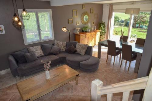 un salon avec un canapé et une table dans l'établissement Maison au cœur du Pays Basque, à Cambo-les-Bains