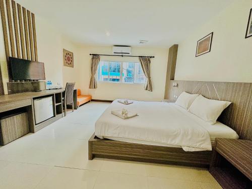 Postel nebo postele na pokoji v ubytování Cocoon Patong Hotel