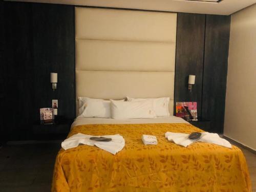Una habitación de hotel con una cama con toallas. en HOTEL M ELITE GOLDEN en Ciudad de México