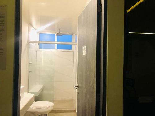 baño con aseo y ventana en HOTEL M ELITE GOLDEN en Ciudad de México