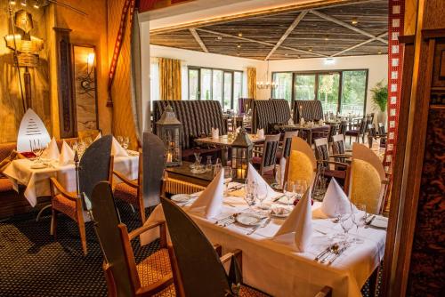 a dining room with tables and chairs in a restaurant at Göbels Schlosshotel "Prinz von Hessen" in Friedewald