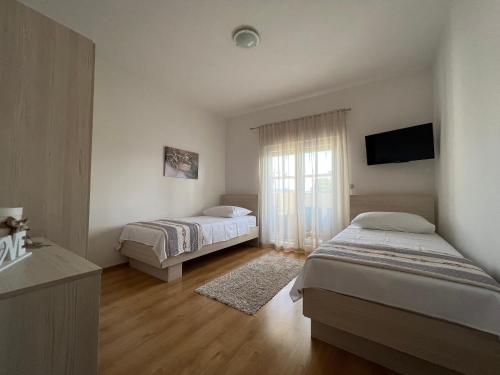 En eller flere senge i et værelse på Apartman Burčul
