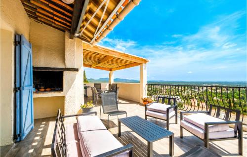 d'une terrasse avec des chaises et des tables et une vue sur l'océan. dans l'établissement Lovely Home In Roquebrune-Sur-Argens, à Roquebrune-sur Argens