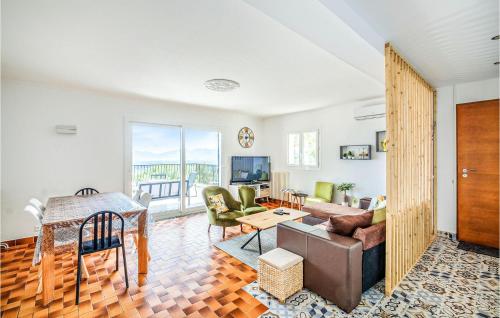 un salon avec un canapé et une table dans l'établissement Lovely Home In Roquebrune-Sur-Argens, à Roquebrune-sur Argens