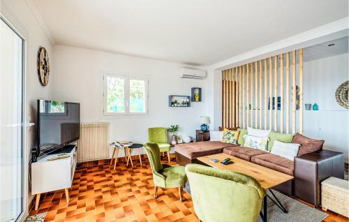 un salon avec un canapé et une table dans l'établissement Lovely Home In Roquebrune-Sur-Argens, à Roquebrune-sur Argens