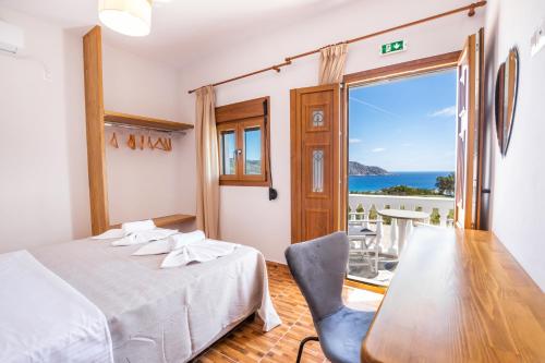 Postel nebo postele na pokoji v ubytování Enalia Suites
