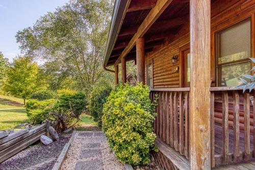Four-Bedroom Houseにある庭