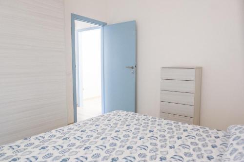 1 dormitorio con 1 cama y puerta azul en Appartamento con parcheggio e Aria Condizionata, en Lerici