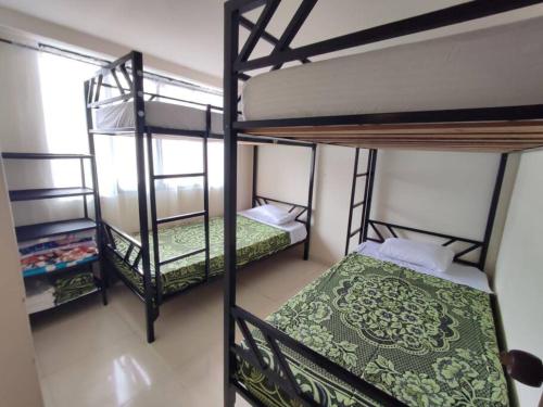 two bunk beds in a small room withthritisthritisthritisthritisthritisthritisthritisthritis at Lugar acogedor, Ideal para estar en familia. in Santa Rosa de Cabal