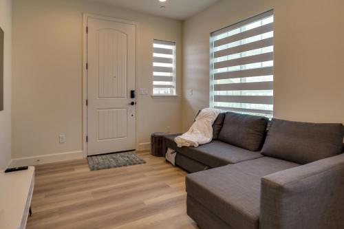 Ruang duduk di California Midterm Rental with Fenced Yard!