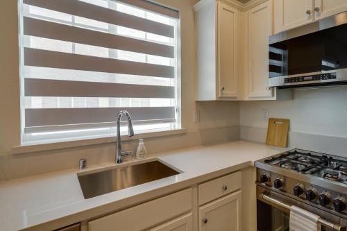 Dapur atau dapur kecil di California Midterm Rental with Fenced Yard!