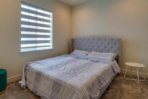 Katil atau katil-katil dalam bilik di California Midterm Rental with Fenced Yard!