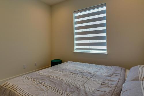 Katil atau katil-katil dalam bilik di California Midterm Rental with Fenced Yard!