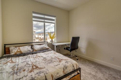 1 dormitorio con cama, escritorio y ventana en California Midterm Rental with Fenced Yard!, en Tracy