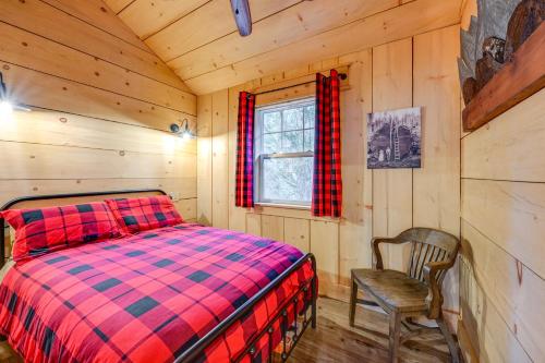 Katil atau katil-katil dalam bilik di Creekside Cabin about 20 Mi to Kings Canyon Park!