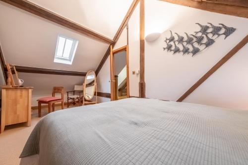Postel nebo postele na pokoji v ubytování Waterside Barn