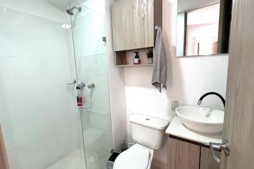 a bathroom with a toilet and a sink and a shower at Espectacular Apartamento en Marinilla, Wifi 200MB in Marinilla