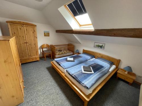 Ένα ή περισσότερα κρεβάτια σε δωμάτιο στο Ferienwohnungen Am Mühlenhügel