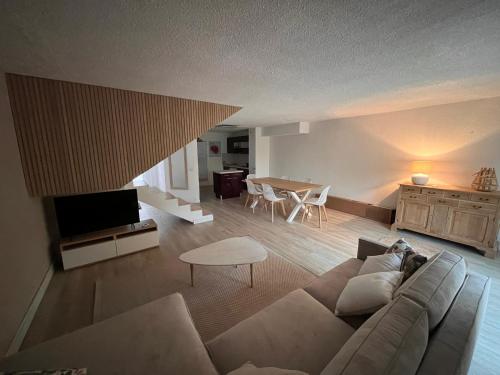 een woonkamer met een bank en een tafel bij La Brise Marine in Cogolin