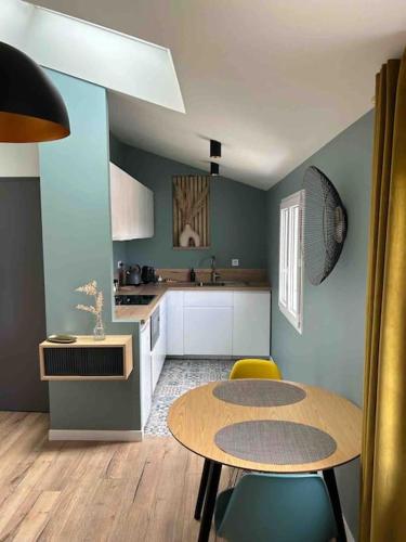 - une cuisine avec une table et deux chaises dans une pièce dans l'établissement T2 chic, calme proche Hopital, à La Tronche