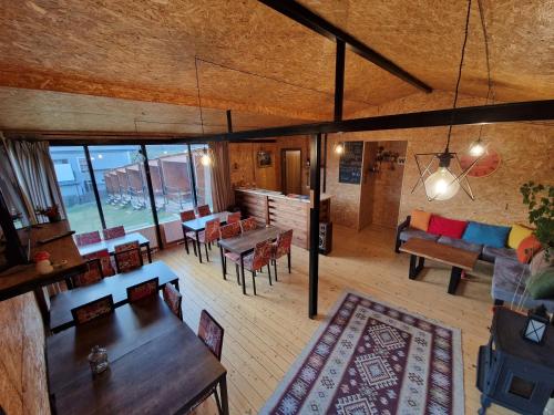 einen Blick über das Wohnzimmer mit Tischen und Stühlen in der Unterkunft Kazbegi Cottages in Kazbegi