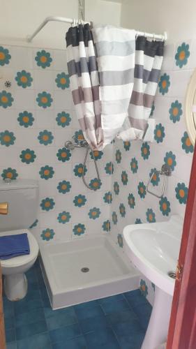  Residencia Aldosa -  Room  picture :   Shower    Bath    TV                           
