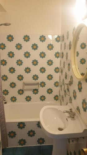  Residencia Aldosa -  Room  picture :   Shower    Bath    TV                           