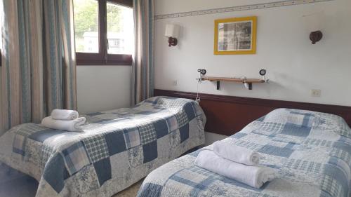  Residencia Aldosa -  Room  picture :   Shower    Bath    TV                           