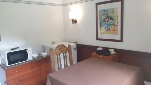  Residencia Aldosa -  Room  picture :   Shower    Bath    TV                           