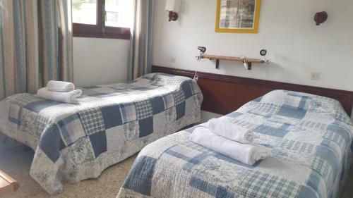  Residencia Aldosa -  Room  picture :   Shower    Bath    TV                           