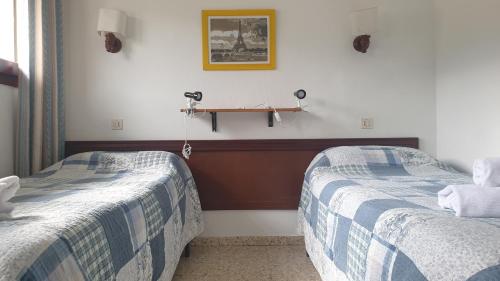  Residencia Aldosa -  Room  picture :   Shower    Bath    TV                           