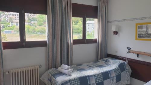  Residencia Aldosa -  Room  picture :   Shower    Bath    TV                           