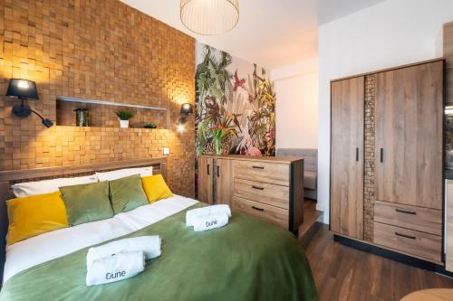 um quarto com uma cama com duas toalhas em Pokoje, Noclegi, Apartamenty Dune Resort Łeba em Łeba